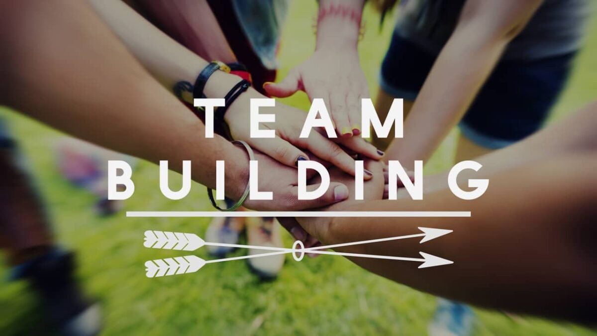 Jeu De Team Building Avec Bâche à Trous - Activité Collaborative Pour Groupes, Ados, Adultes | Sport, Cohésion