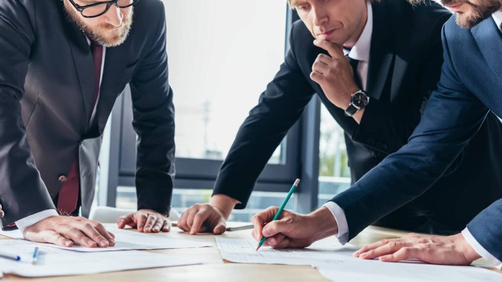 hommes affaire reflexion strategie entreprise