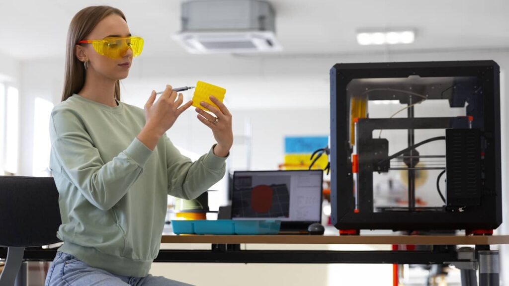 Concepteur utilisant une imprimante 3D