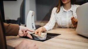 Combien peut-on déposer d'argent liquide en banque sans justificatif ?