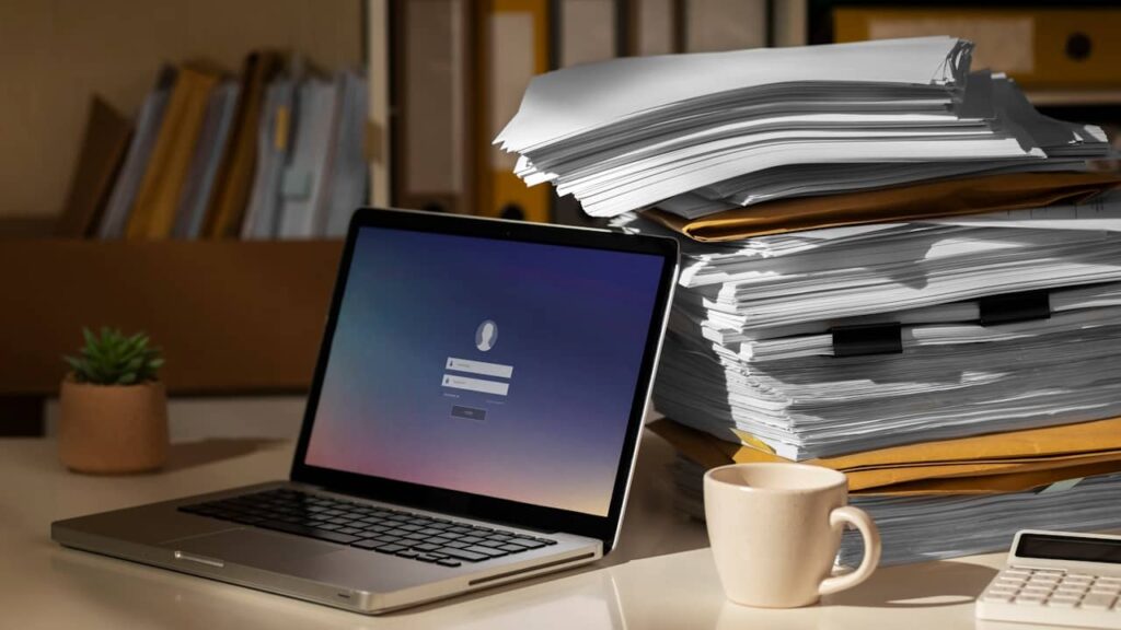 ordinateur pile de documents