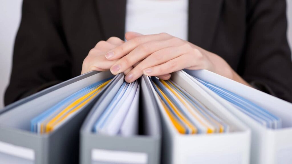 quatre gros classeurs