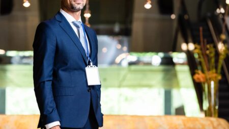 Badgeage physique vs badgeage virtuel : quelle solution pour votre organisation ? business man avec badge