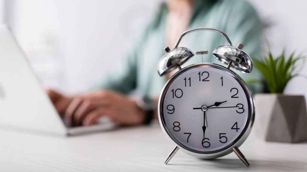 femme qui travaille reveil