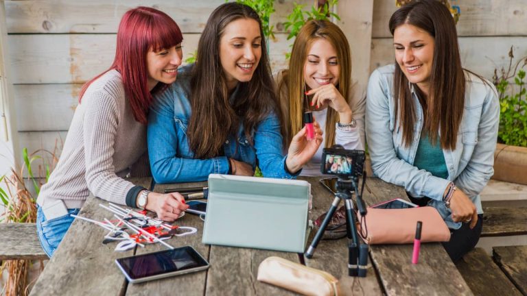 Micro-influenceurs : pourquoi les petites audiences séduisent les marques