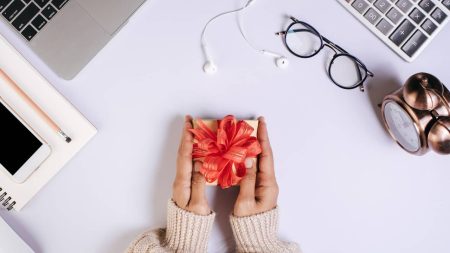 10 idées de cadeaux utiles pour faciliter le quotidien des salariés au travail cadeau bureau