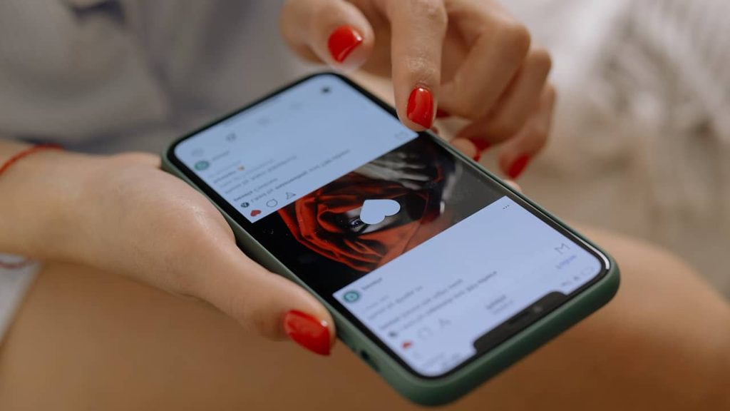 Fille utilisant les réseaux sociaux sur l'internet du futur