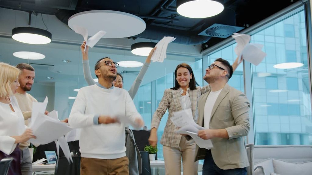 Moment de partage et de bonheur entre salariés - Fidéliser les employés d'une PME