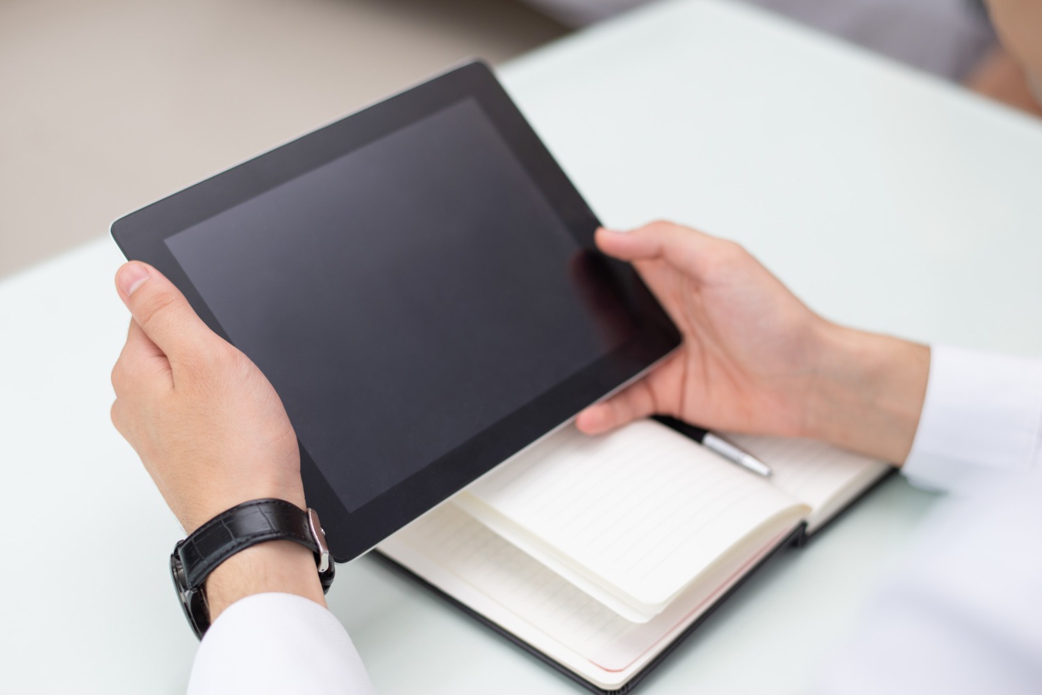 Gros plan sur une tablette tactile destinée à un professionnel