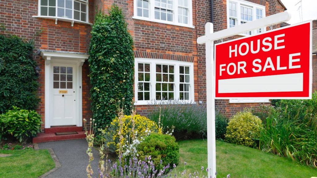 Pancarte à vendre pour un bien immobilier : quelles informations afficher ? panneau house for sale